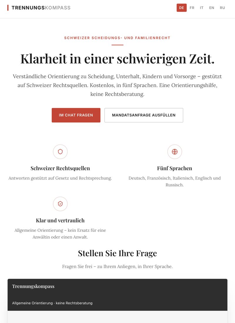 Screenshot Trennungskompass: Startseite «Klarheit in einer schwierigen Zeit» zum Schweizer Scheidungs- und Familienrecht, Sprachwahl DE, FR, IT, EN, RU, Schaltflächen «Im Chat fragen» und «Mandatsanfrage ausfüllen»